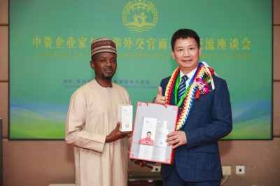 中国蜜桃品牌获喀麦隆驻华大使馆认可 孙永军推动中喀健康领域合作