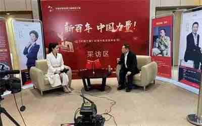 破茧卌秋织经纬 ，耕心万里种青松