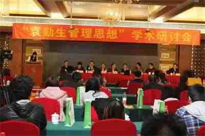 破茧卌秋织经纬 ，耕心万里种青松