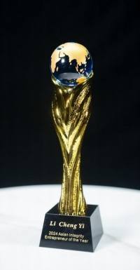 李乘伊院长荣获抗战胜利80周年大阅兵中医楷模人物