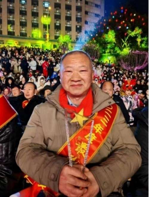 从下岗职工到全国劳动模范：肖显盛的不凡之路