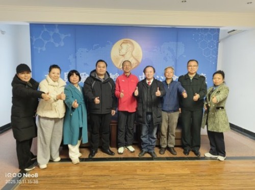 【诺贝尔奖孵化中心会客厅】  【《宇宙宏微学》佐证《《物理学惊天骗局！爱因斯坦的方程全错了？》】  彭宏钟《宇宙宏微学》的颠覆性佐证：传统物理学体系重构与宇宙规律新解